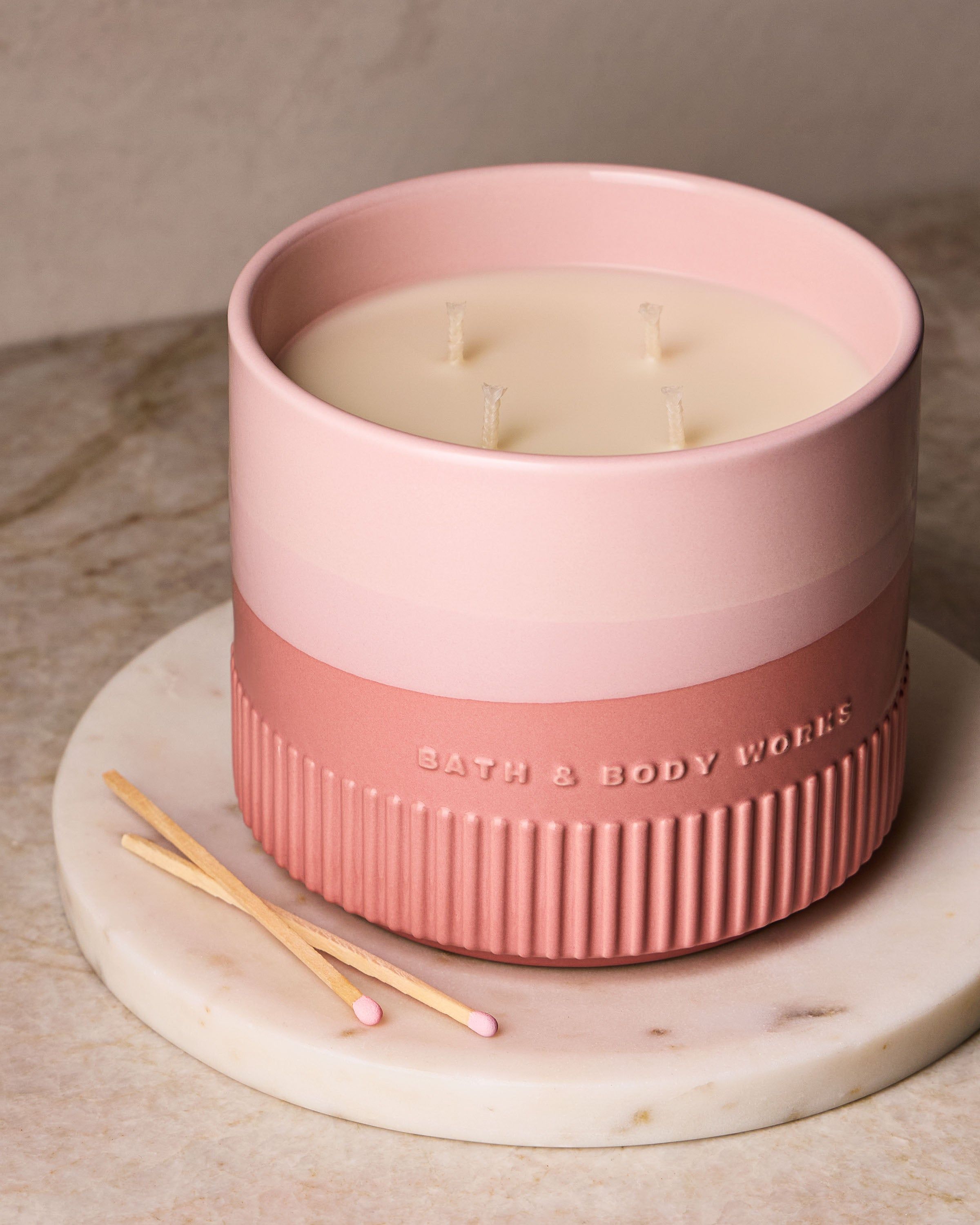Lumânare parfumată Bath & Body Works cu 4 fitiluri într-un recipient ceramic