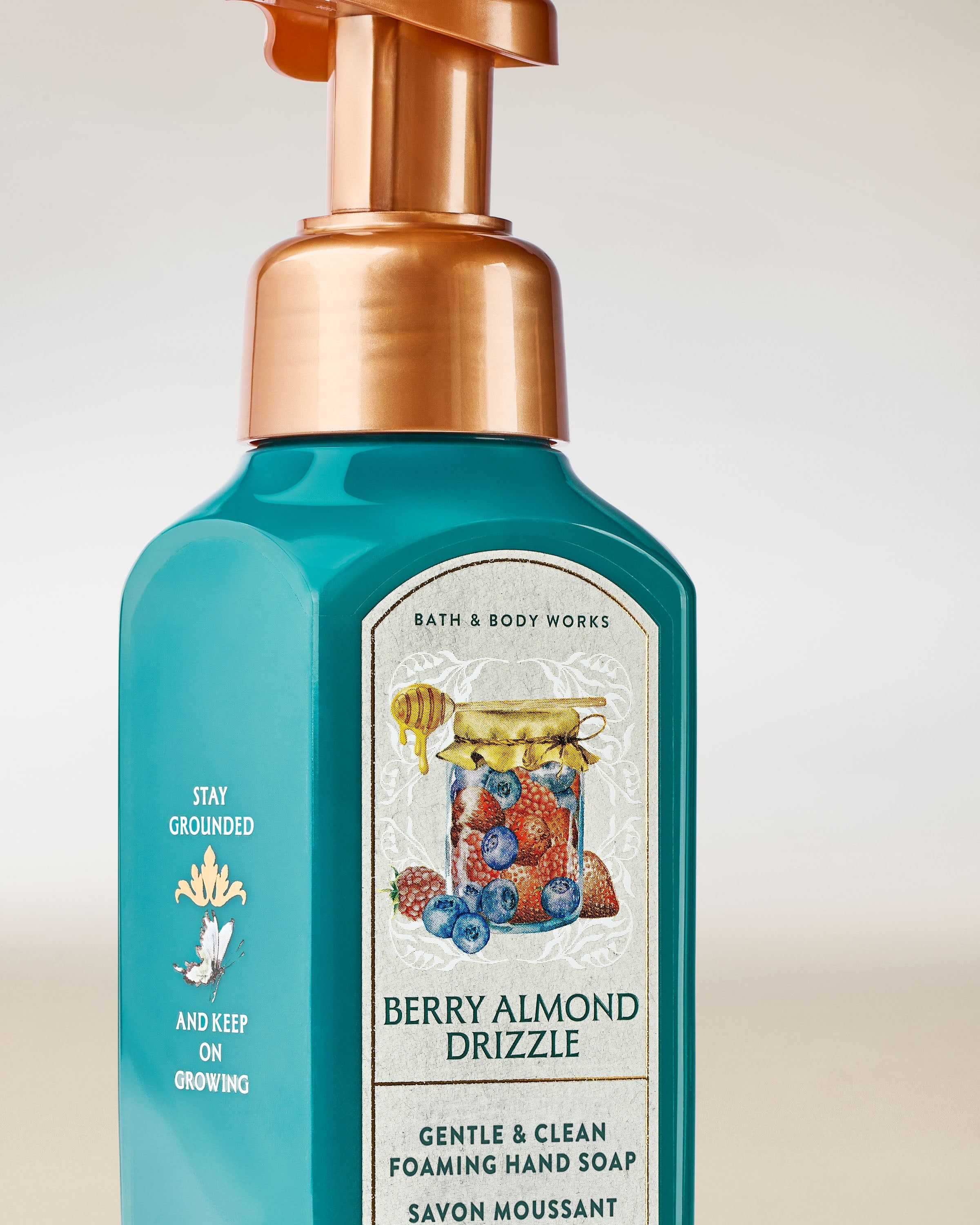 Săpun spumă pentru mâini Bath & Body Works Berry Almond Drizzle 259 ml, în flacon turcoaz cu pompă.