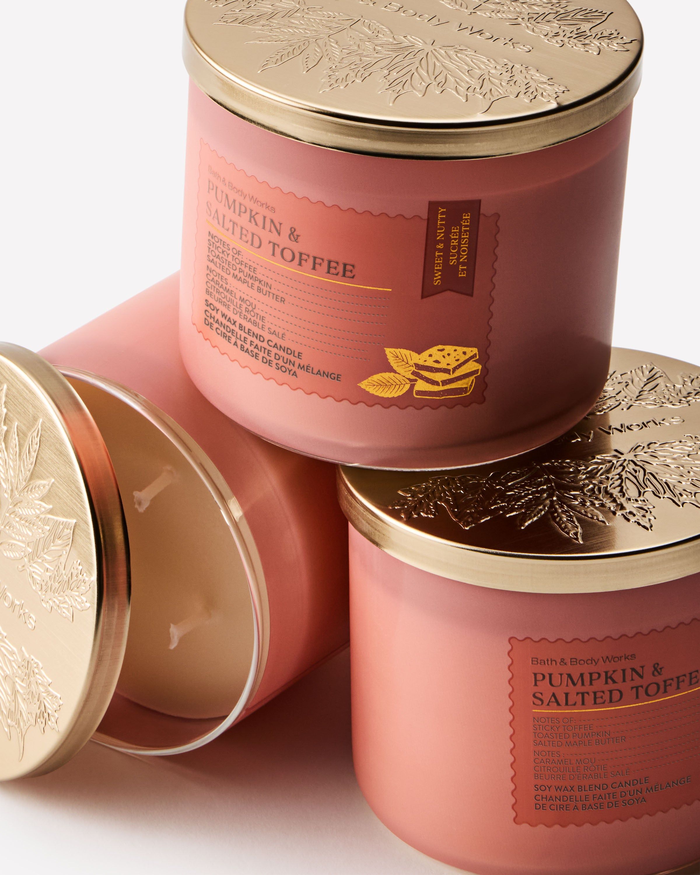 Lumânare parfumată Bath & Body Works Pumpkin & Salted Toffee din amestec de ceară de soia, 3 fitiluri