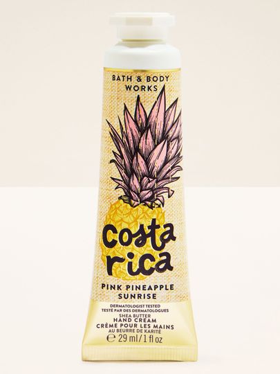 Cremă de mâini Costa Rica Pink Pineapple Sunrise în tub galben, cu ilustrație de ananas și motiv tropical.
