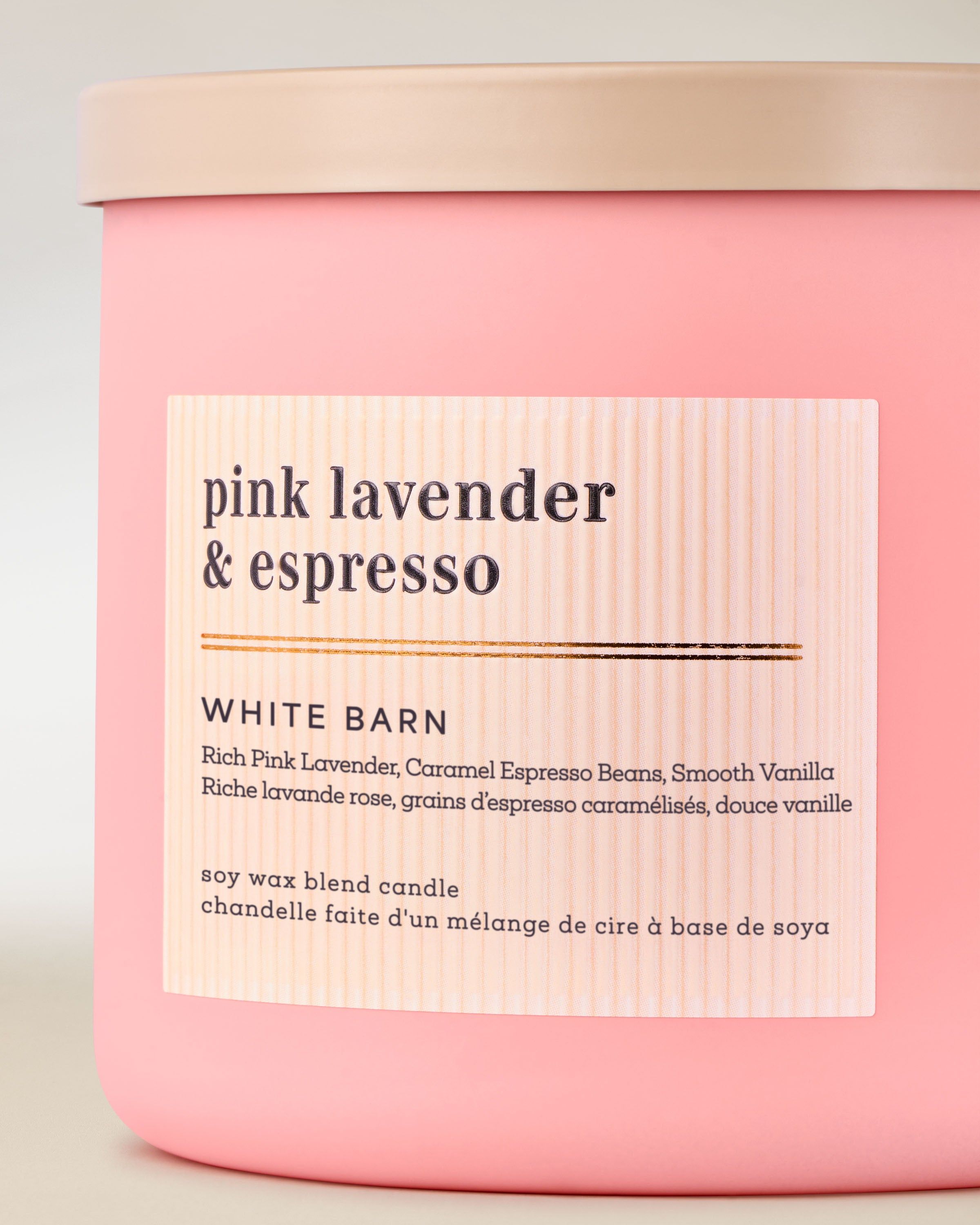 Lumânare roz White Barn Pink Lavender & Espresso – aspect mat, lumină caldă și aromă de lavandă cu espresso.