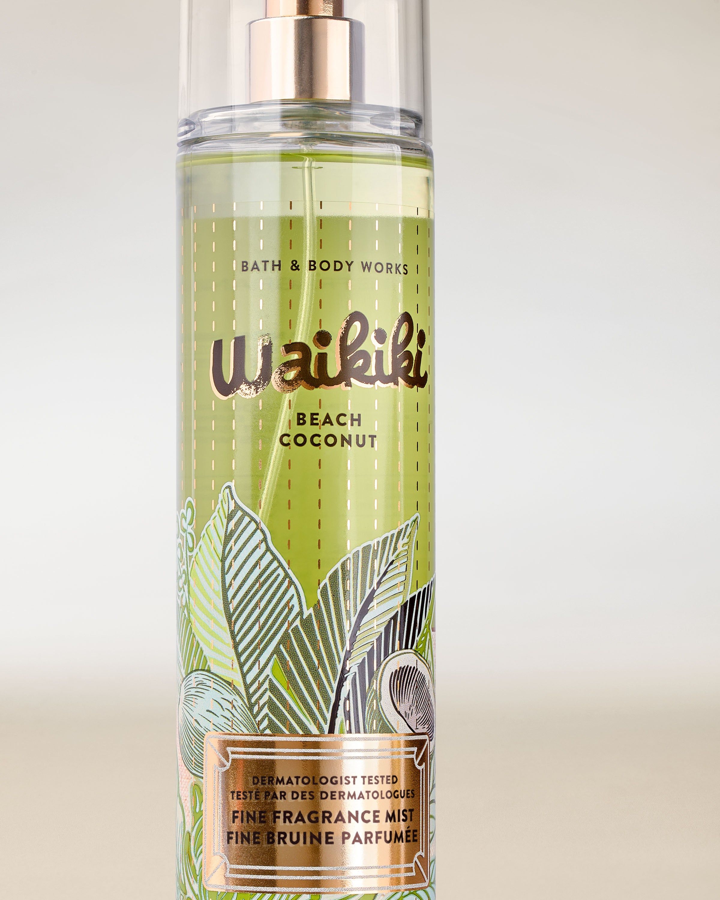 Mgiełcă parfumată Waikiki Beach Coconut de la Bath & Body Works, flacon verde cu atomizor și grafică tropicală.