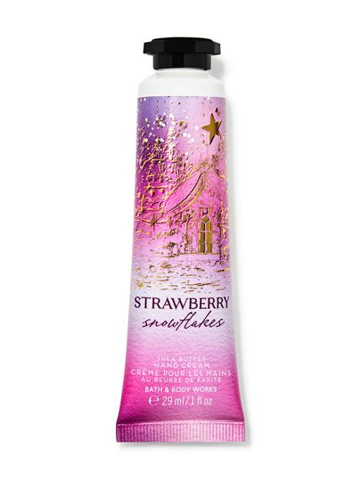 Krém na ruce "Strawberry Snowflakes" s motivem růžové zimní krajiny a hvězdiček. Bath & Body Works.