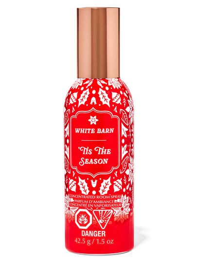 Vonná mlha do interiéru s vůní „'Tis The Season“ v lahvičce s červeným vánočním vzorem. Bath & Body Works.