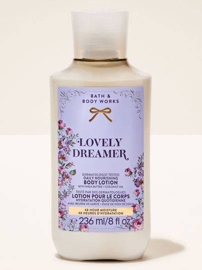 Loțiune de corp Lovely Dreamer de la Bath & Body Works, flacon deschis cu capac flip-top și etichetă romantică, florală.