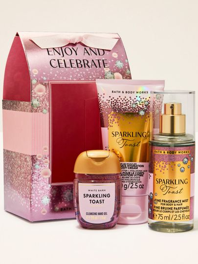 Setul Sparkling Toast Bath & Body Works cu spray, cremă și gel, ambalat într-o cutie roz cadou