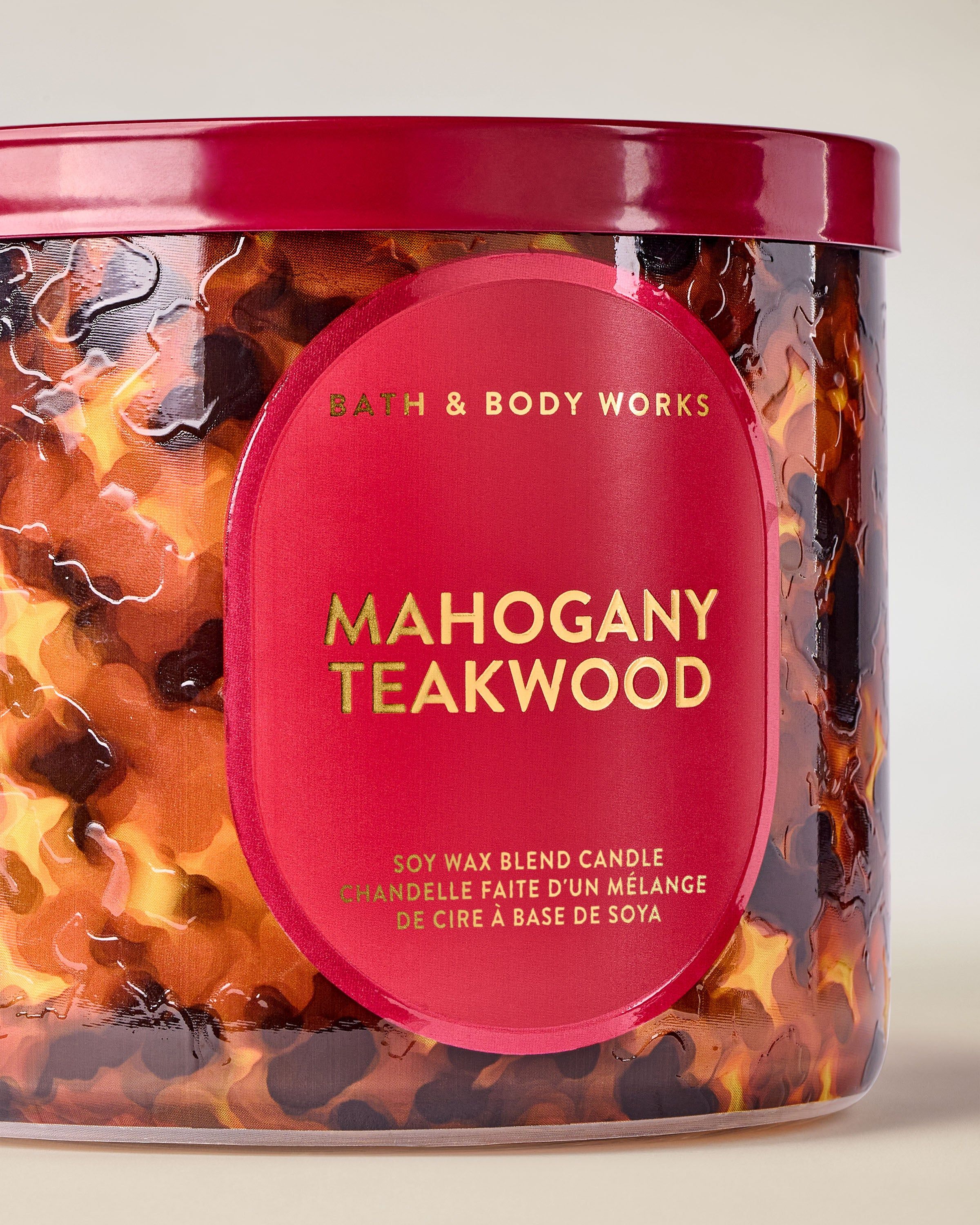 Lumânare Mahogany Teakwood Bath & Body Works cu model intens pentru un decor rafinat.