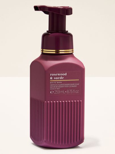 Săpun spumant „Rosewood & Suede” în flacon burgund elegant, cu finisaj mat.