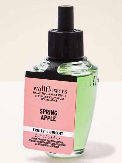 Rezeră Wallflowers Spring Apple Bath & Body Works cu nuanță verde și parfum fructat, proaspăt.