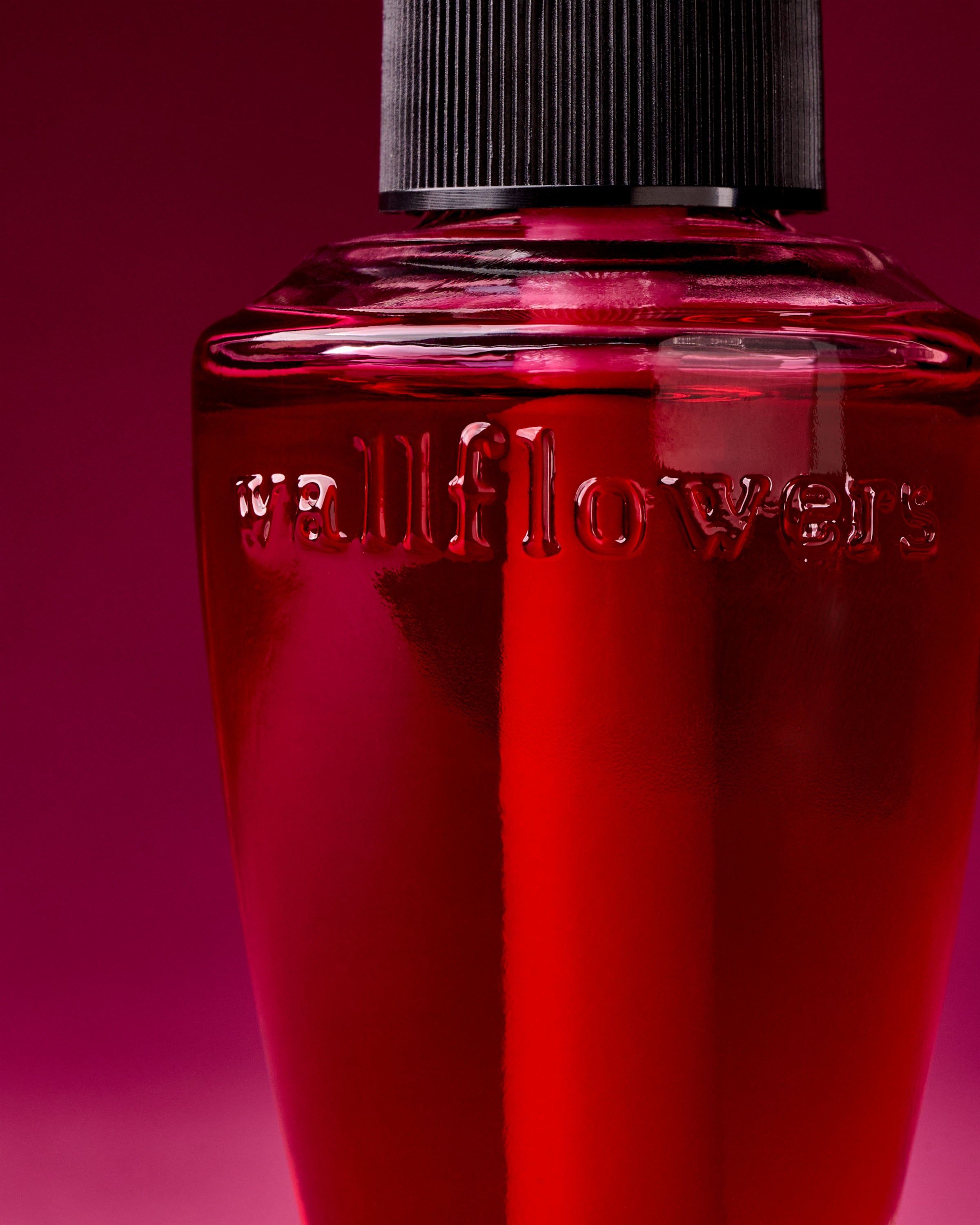 Bath & Body Works Wallflowers – rezervă parfumată roșie în sticluță elegantă cu logo embosat, perfectă pentru a revitaliza aerul din casă.
