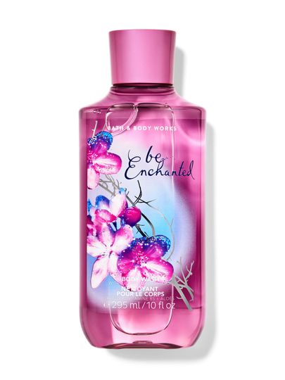 Gel de corp roz "be enchanted" cu flori sclipitoare pe etichetă. Bath & Body Works.