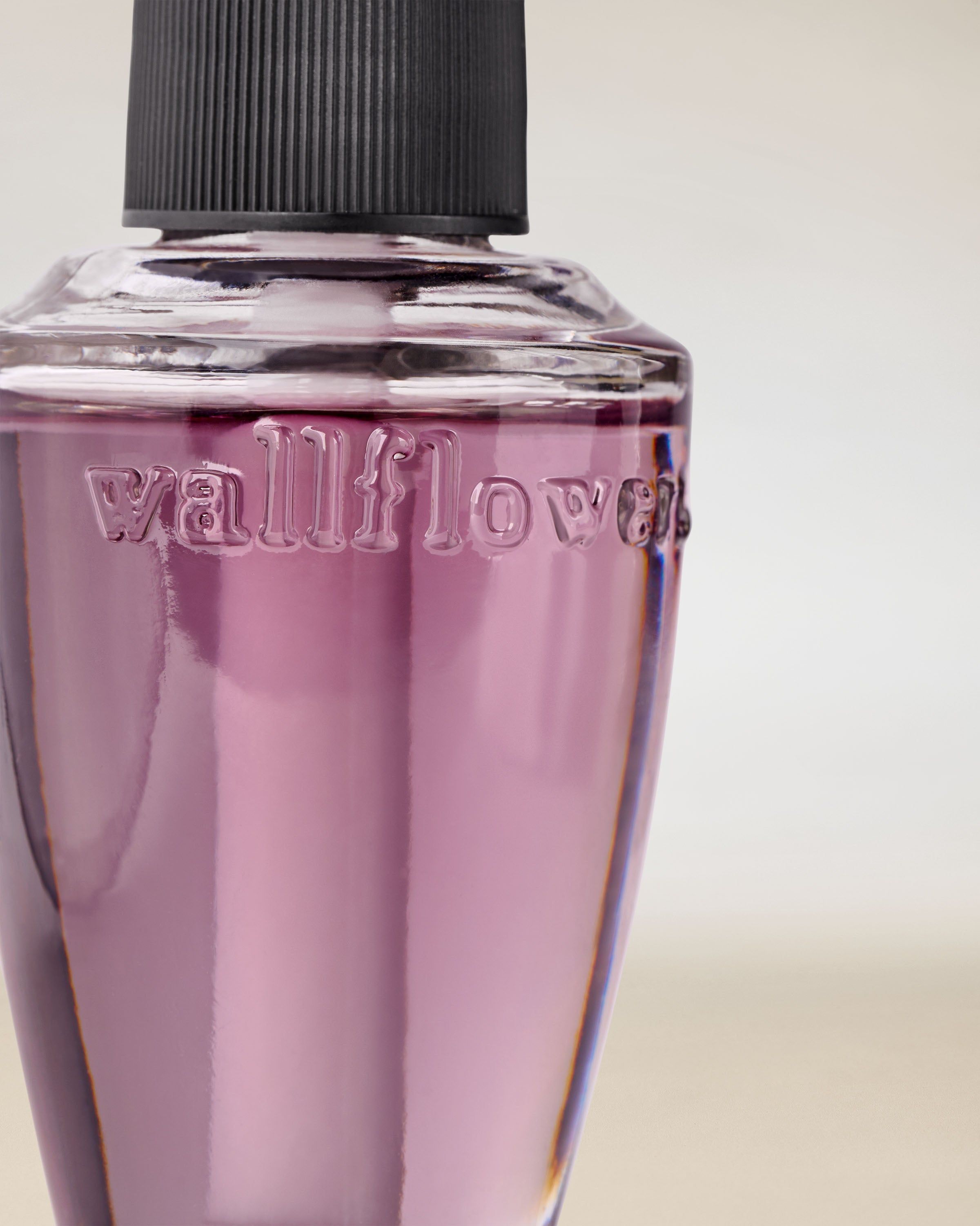 Reumplere Wallflowers mov cu logo embosat — detaliu elegant pentru difuzorul de cameră.