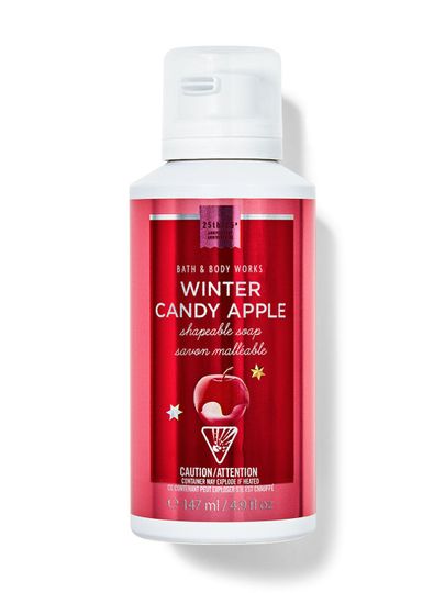 Červené tvarovatelné mýdlo na ruce „Winter Candy Apple“ s motivem jablek v cukru. Bath & Body Works.