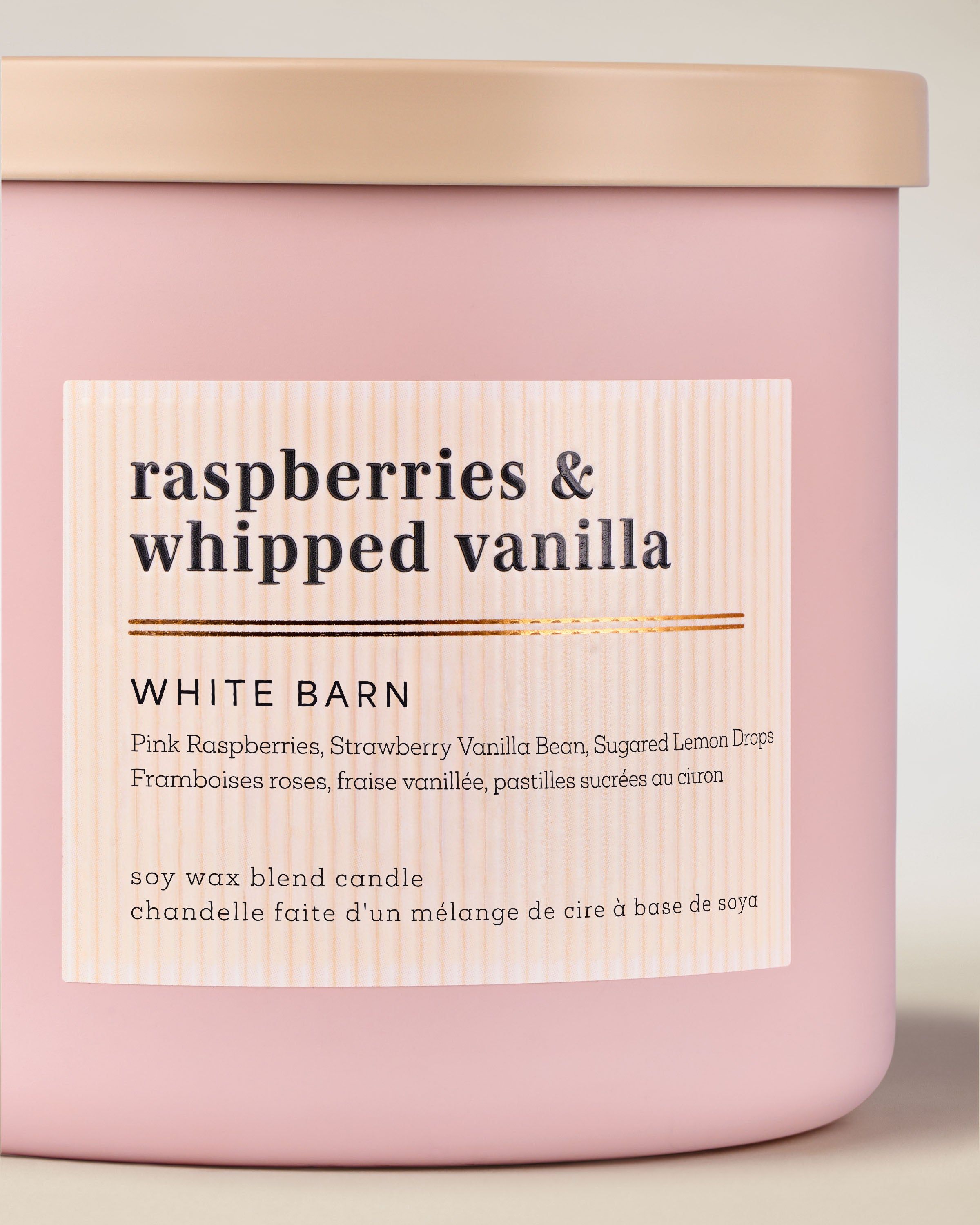 Lumânare roz White Barn Raspberries & Whipped Vanilla – finisaj mat și aromă dulce de zmeură cu vanilie.