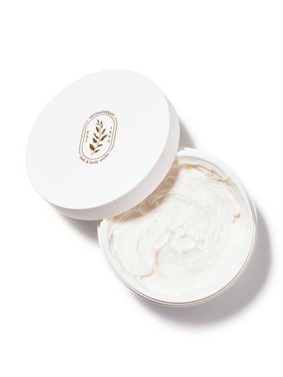 Borcan deschis cu unt de corp, pe capac se vede logo-ul mărcii. Bath & Body Works.
