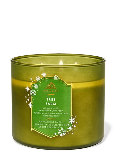 Svíčka „Tree Farm“ v zelené matné nádobě se zlatou etiketou a sněhovými vločkami, Bath & Body Works.