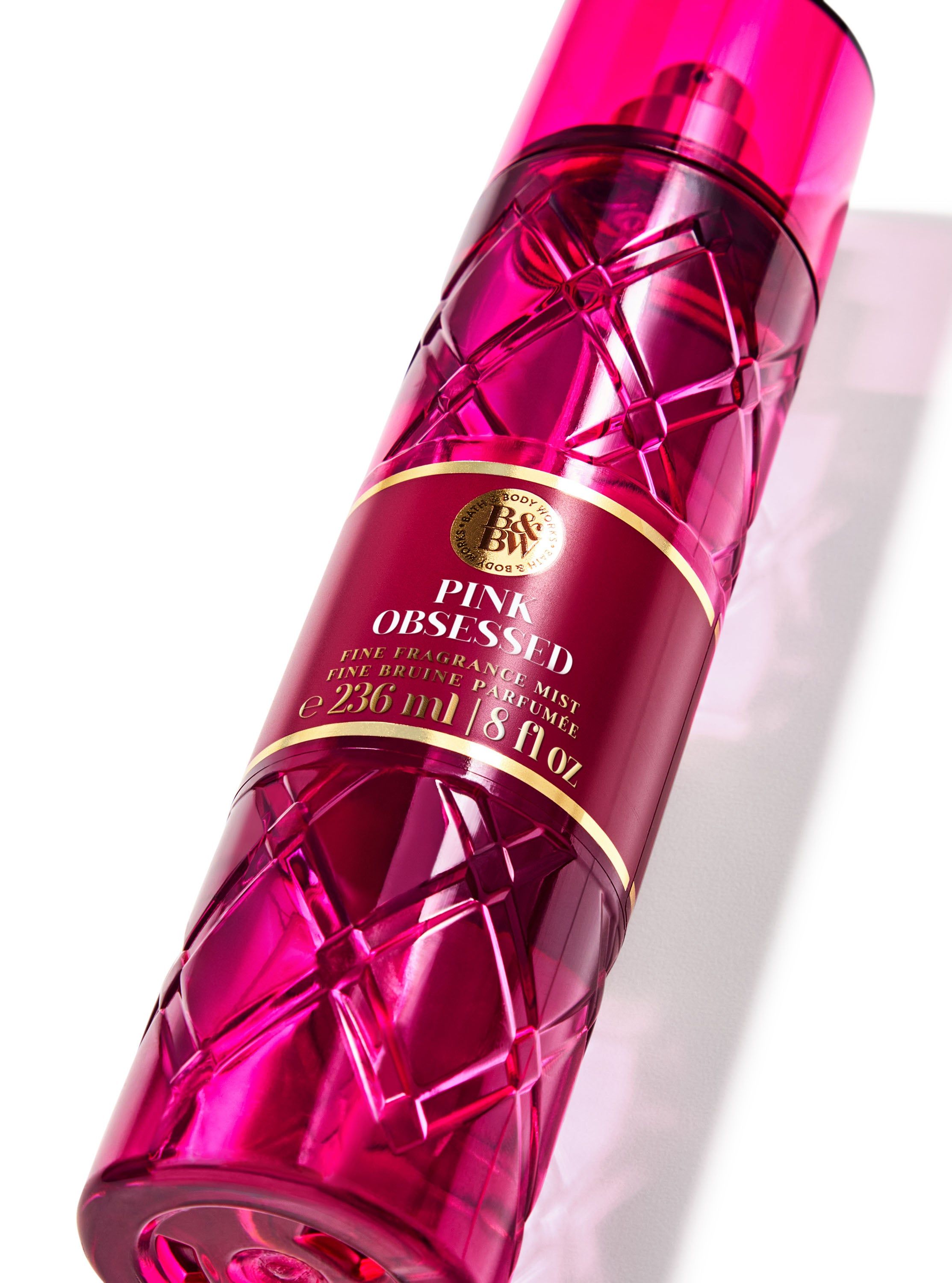 Prim-plan al sticlei fuchsia de spray Bath & Body Works Pink Obsessed (236 ml) cu etichetă visinie.