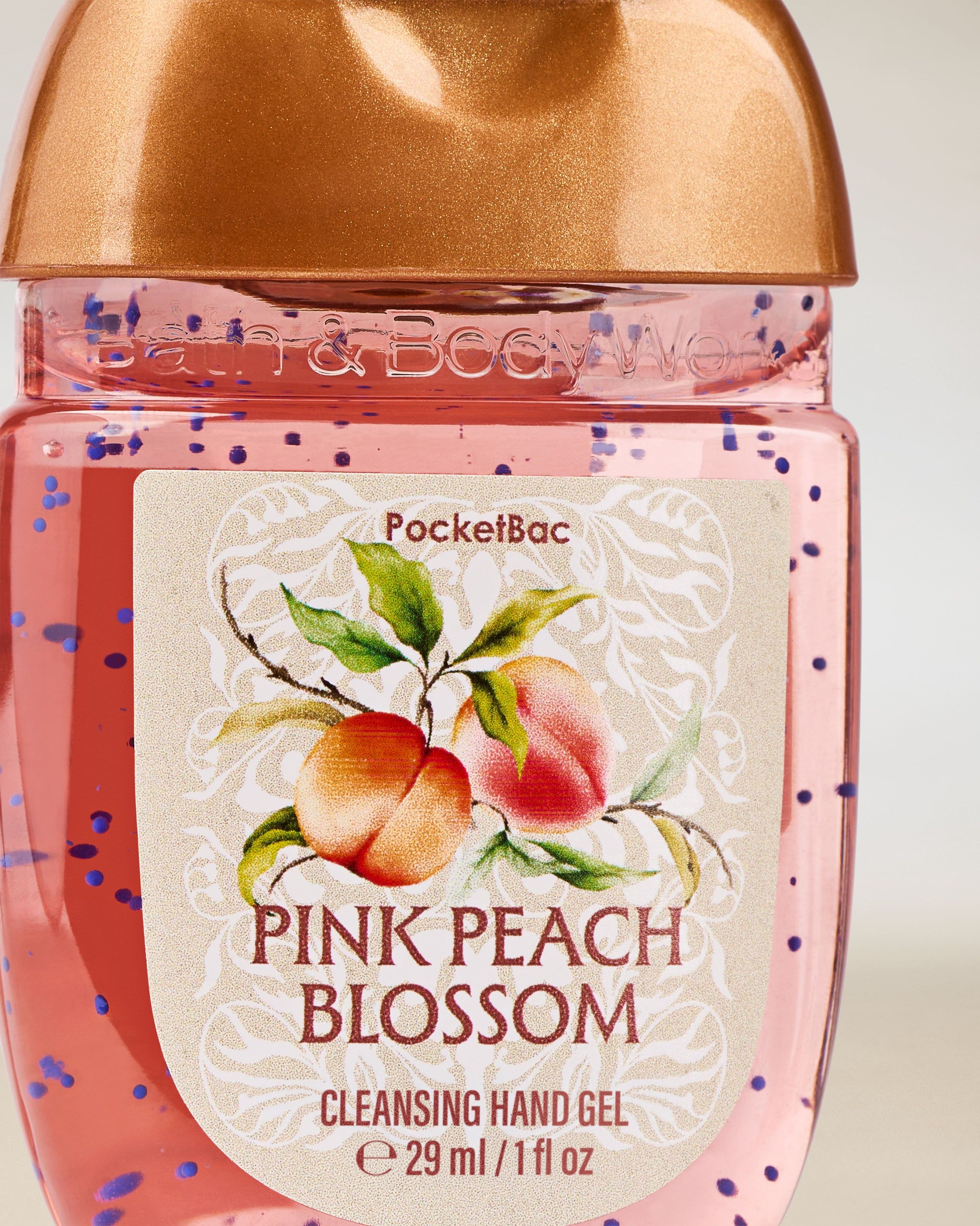 Bath & Body Works Pink Peach Blossom PocketBac – gel dezinfectant pentru mâini într-un flacon roz cu motiv de piersici.