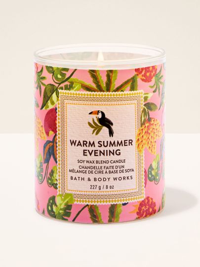 Lumânarea Warm Summer Evening cu un singur fitil și etichetă tropicală roz cu fructe și tucan – accent estival.