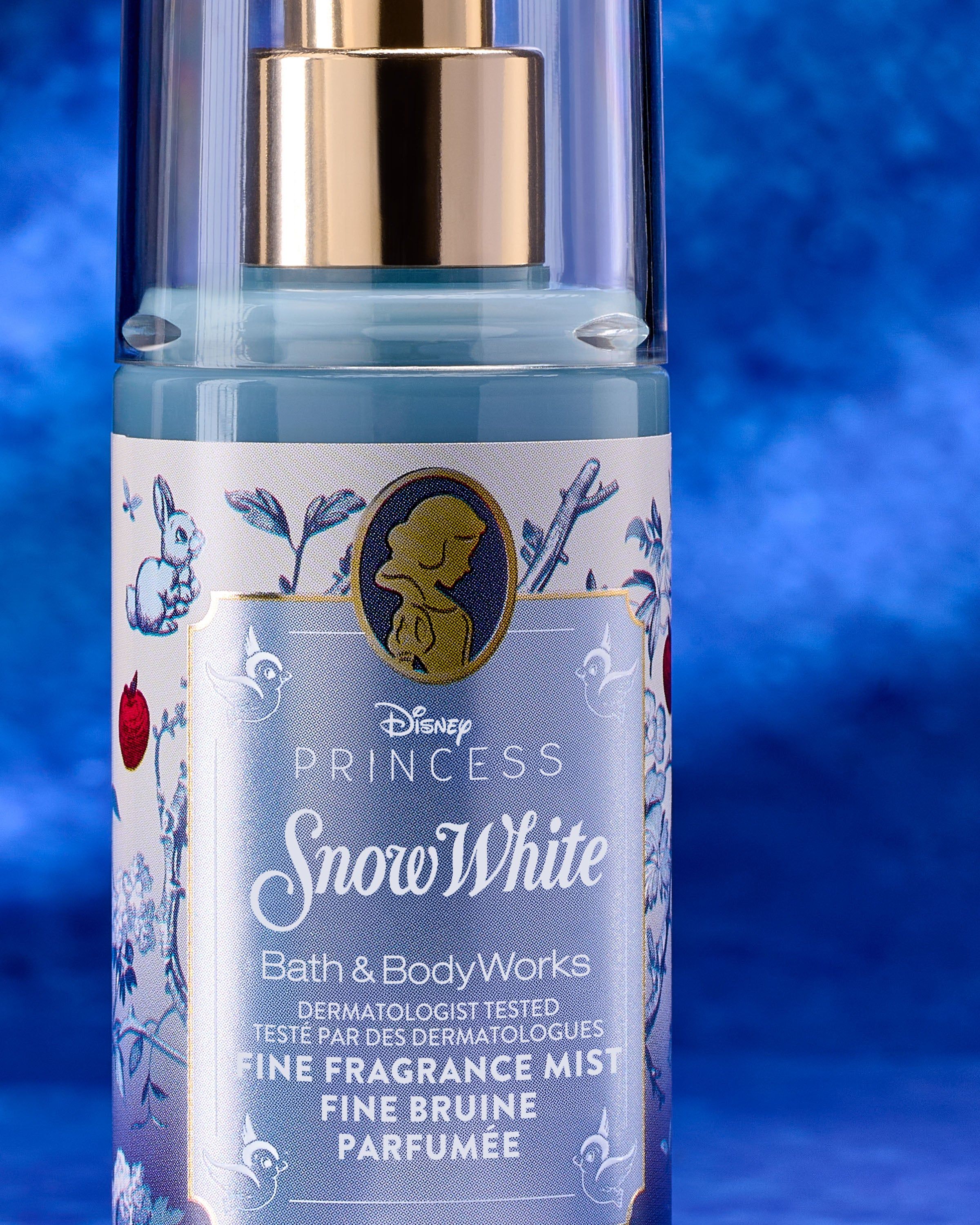 Mini spray parfumat Snow White de la Bath & Body Works, în flacon albastru strălucitor cu motive florale și mere.
