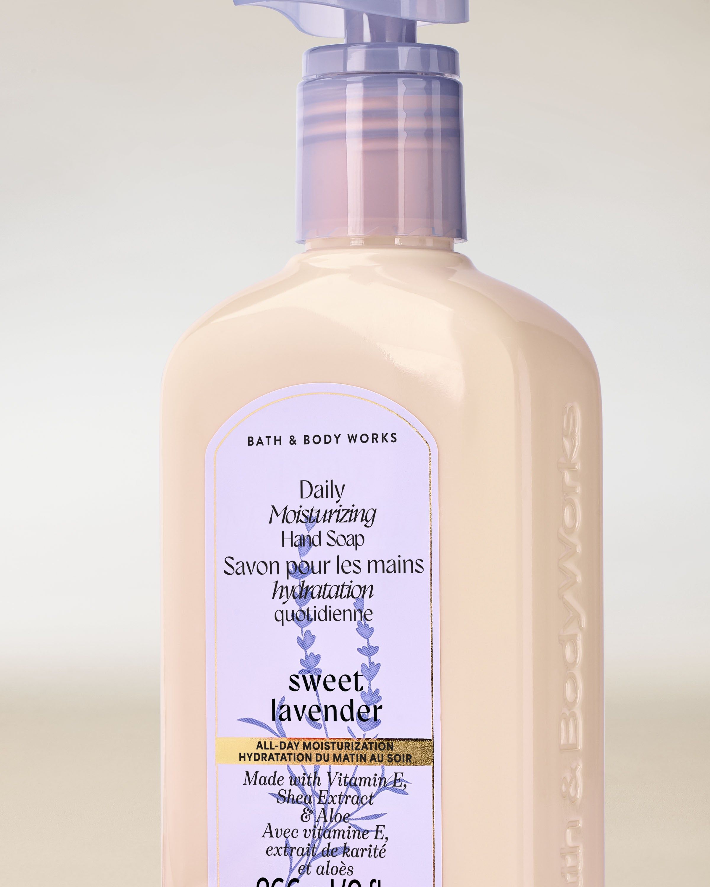 Săpunul pentru mâini Sweet Lavender Bath & Body Works în flacon crem cu pompiță lila și etichetă delicată.