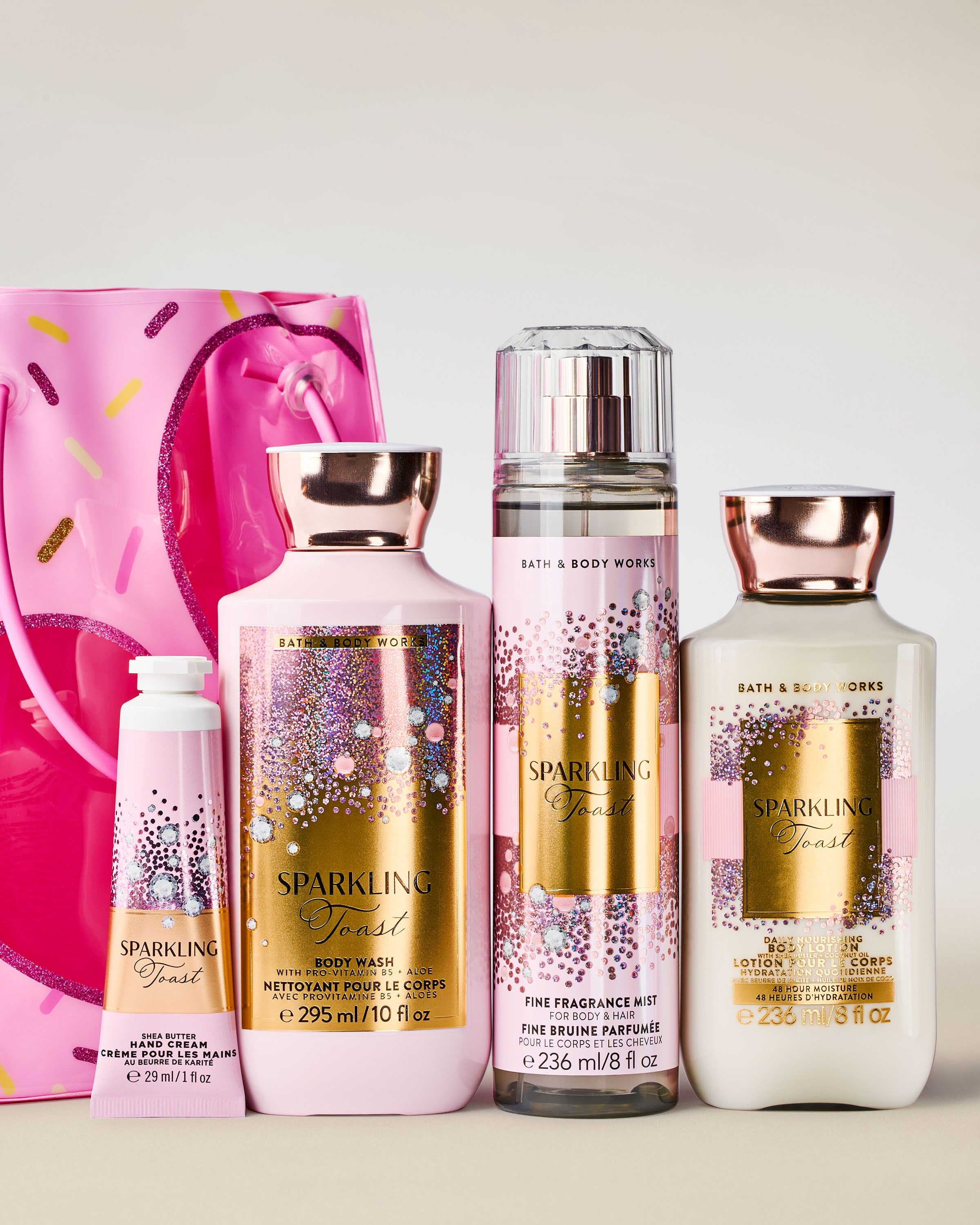 Setul cadou Sparkling Toast cu spray, loțiune și cremă de corp, prezentat într-o geantă decorativă, pregătit pentru oferit.