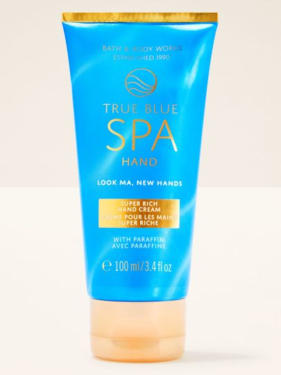 Modrý krém na ruce s nápisem "True Blue SPA" a oranžovým akcentem, Bath & Body Works.