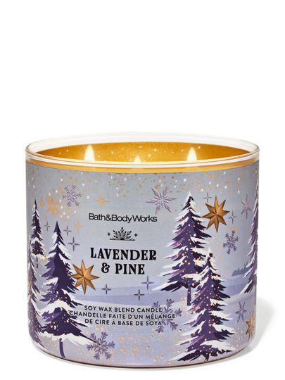 Lumânare parfumată Lavender & Pine Bath & Body Works cu motiv de iarnă și brazi acoperiți de zăpadă