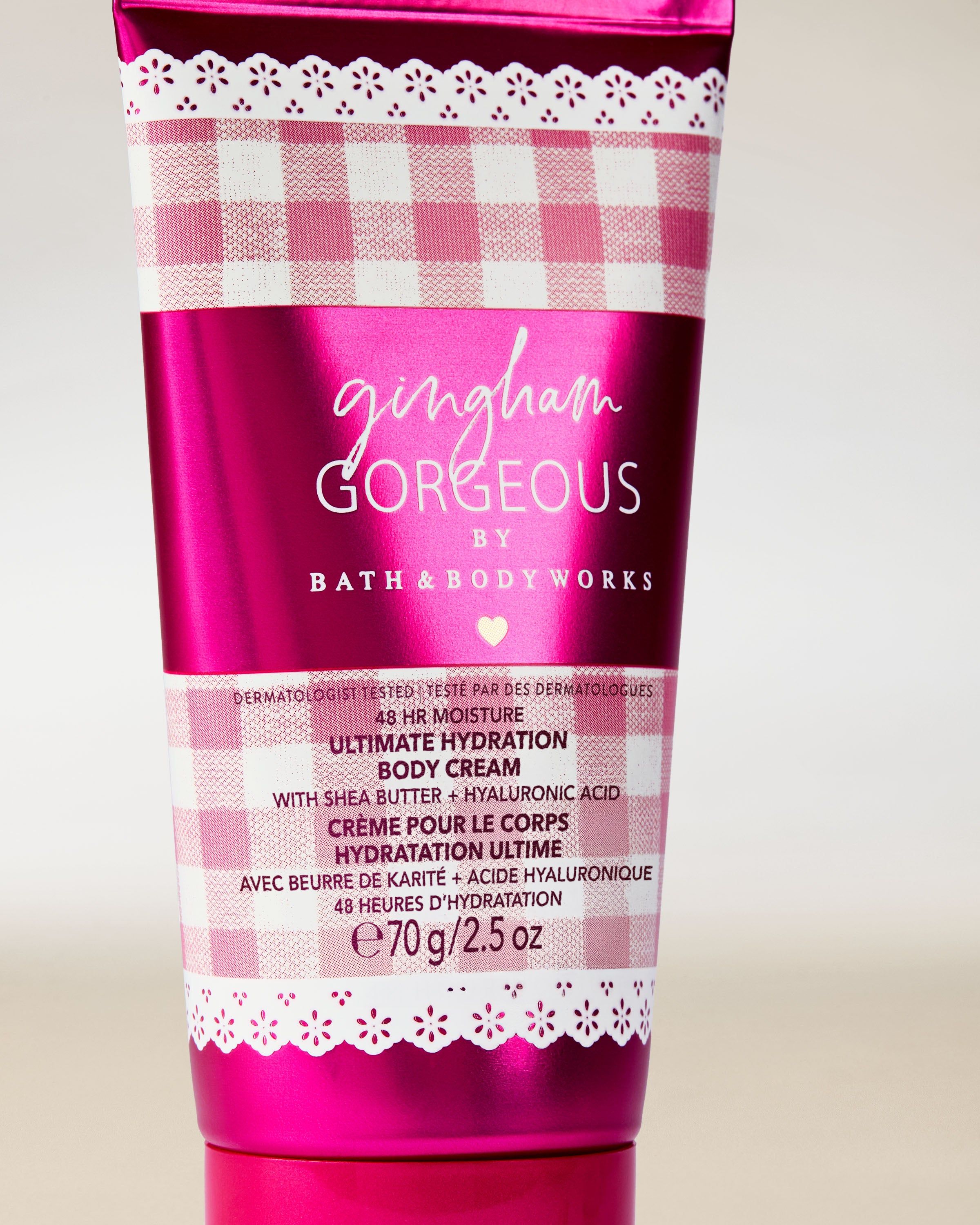 Cremă de corp Bath & Body Works Gingham Gorgeous 70 g, în tub roz cu model gingham clasic.