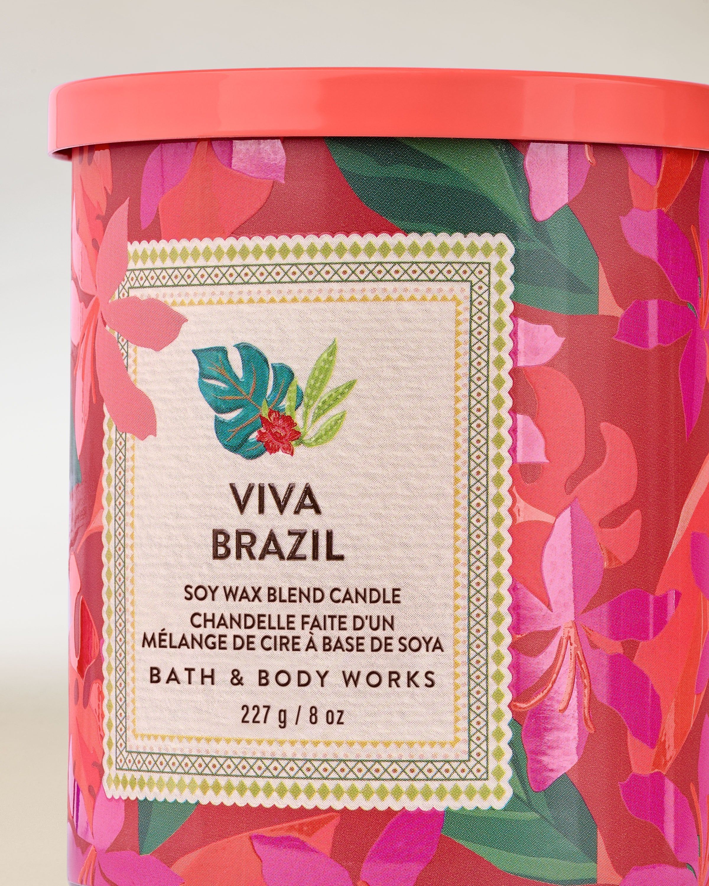 Lumânarea Viva Brazil cu un singur fitil și etichetă tropicală plină de culori – un accent vibrant și estival.