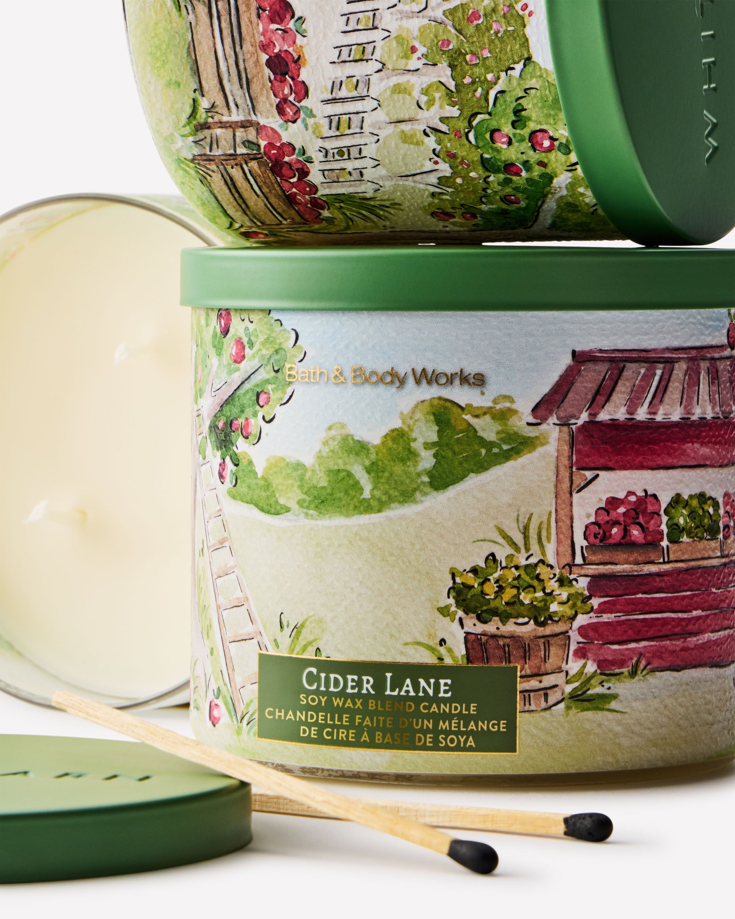 Lumânare parfumată Bath & Body Works Cider Lane din amestec de ceară de soia, 3 fitiluri
