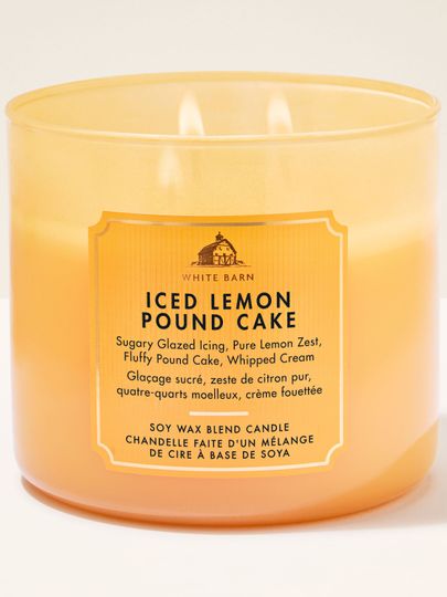 Lumânare parfumată cu 3 fitiluri White Barn Iced Lemon Pound Cake, în recipient mat galben.