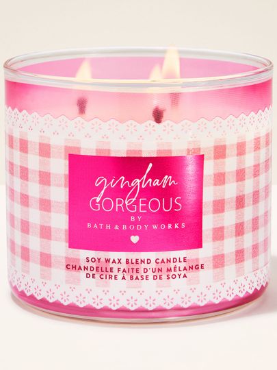 Lumânare parfumată cu 3 fitiluri Bath & Body Works Gingham Gorgeous, în recipient din sticlă cu model gingham roz.