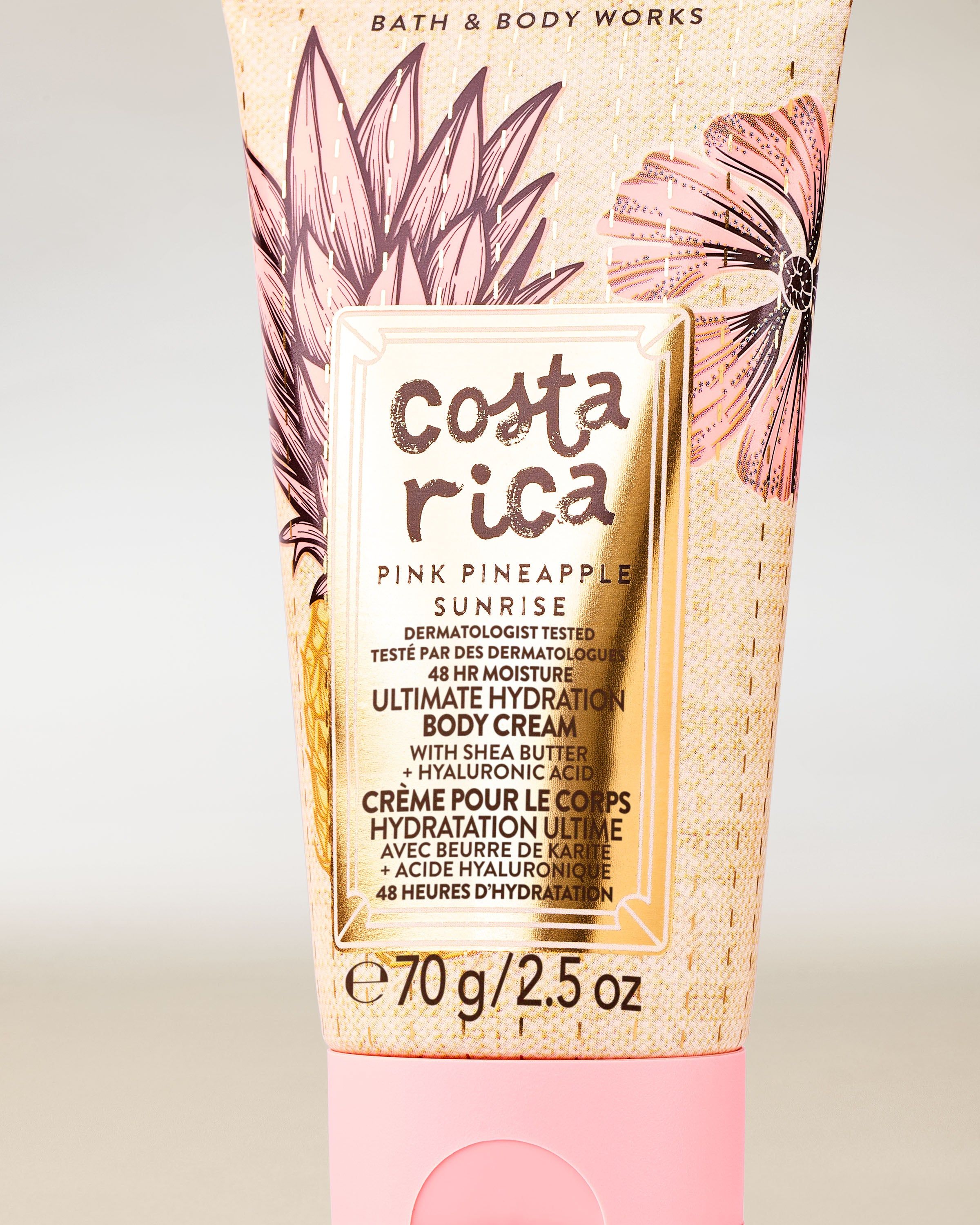 Cremă mini pentru corp Costa Rica Pink Pineapple Sunrise în tub deschis cu grafică tropicală și detalii roz.