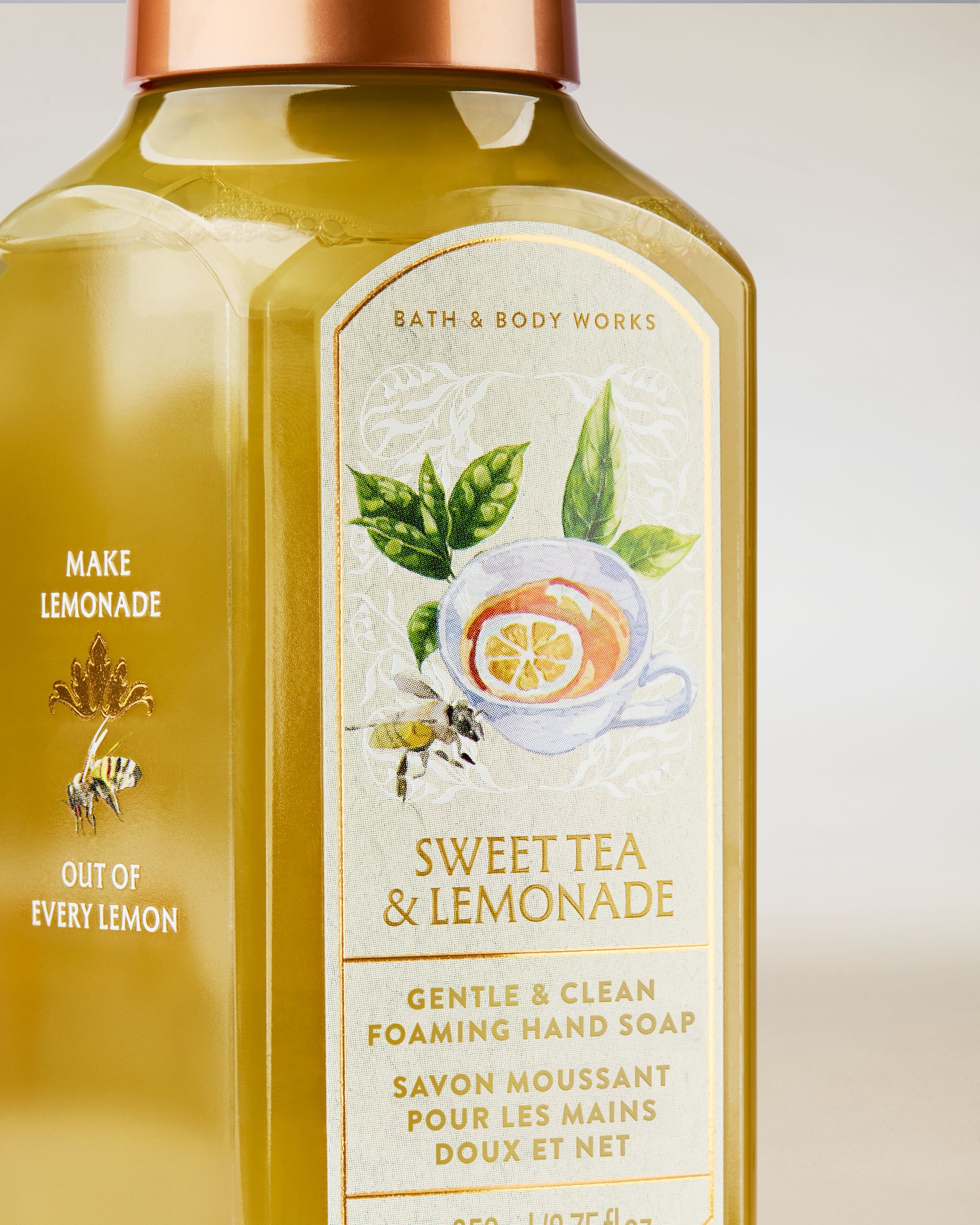 Săpun spumă pentru mâini Bath & Body Works Sweet Tea & Lemonade 259 ml, în flacon galben cu pompă.