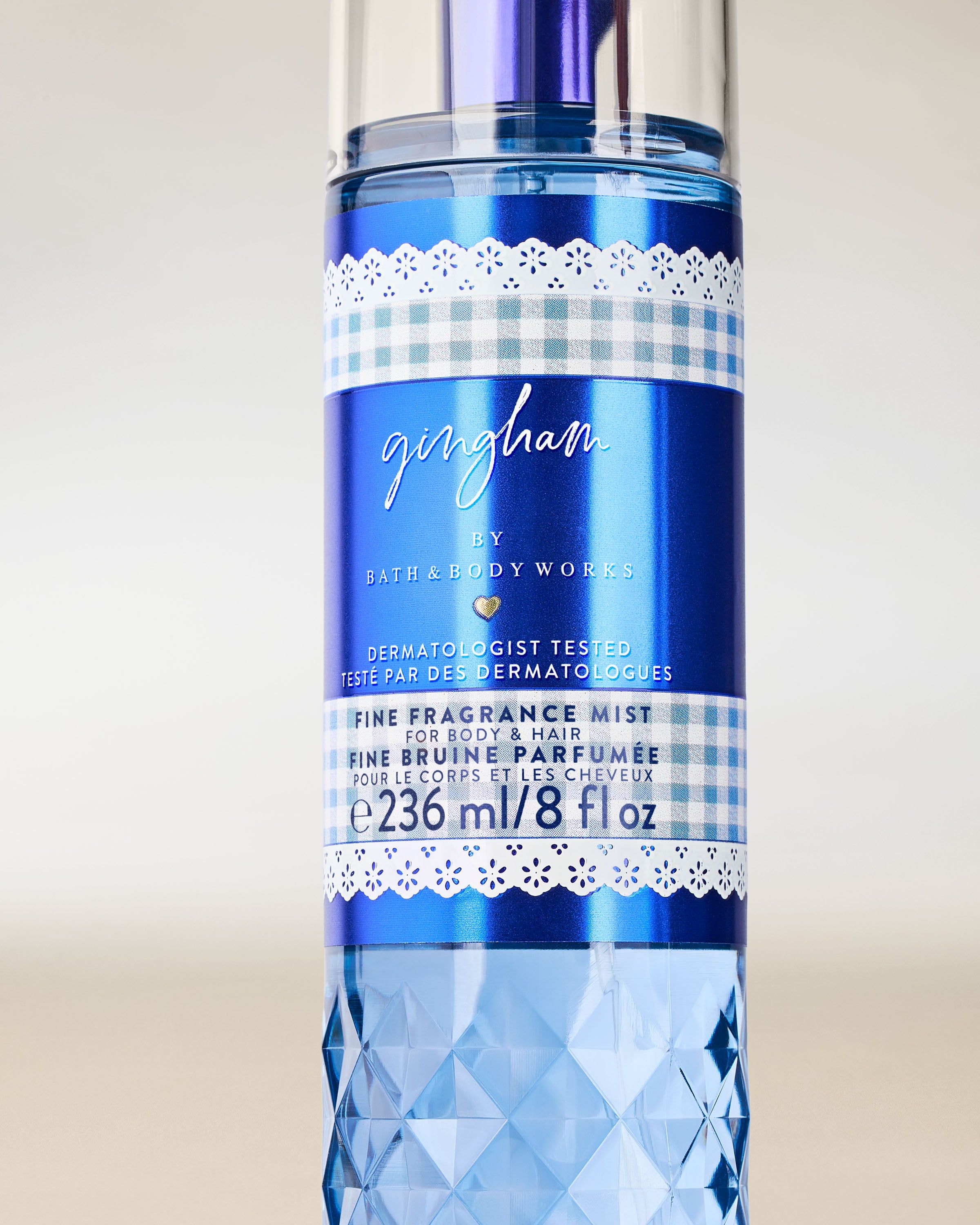 Spray parfumat Bath & Body Works Gingham 236 ml, în flacon albastru cu pulverizator.