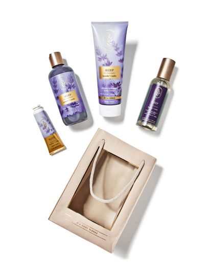 Set de îngrijire Bath & Body Works SLEEP "Lavender + Vanilla" și o pungă cadou roz pal.