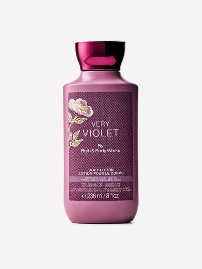 Loțiune de corp Very Violet Bath & Body Works cu motiv de violetă pe etichetă