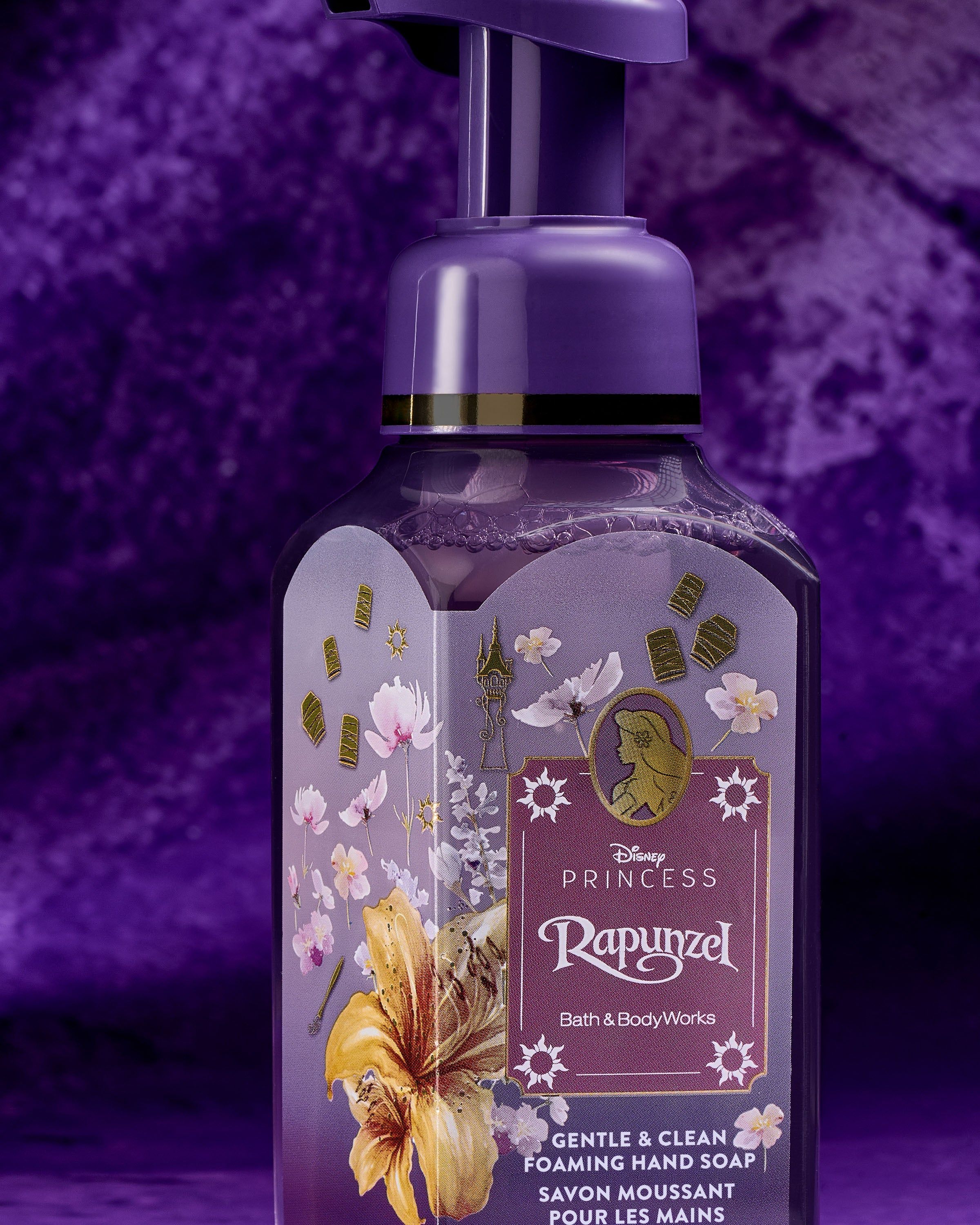 Săpun spumant Rapunzel în flacon mov cu motive florale și accente aurii de poveste.