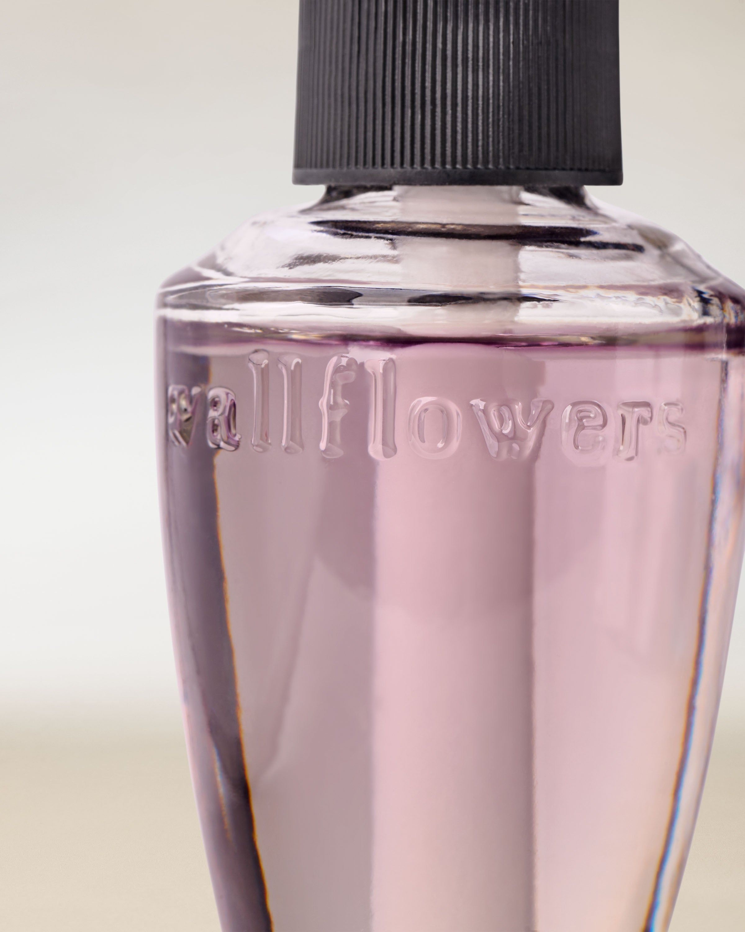 Reumplere Wallflowers cu lichid mov deschis în sticluță elegantă pentru parfumarea casei.