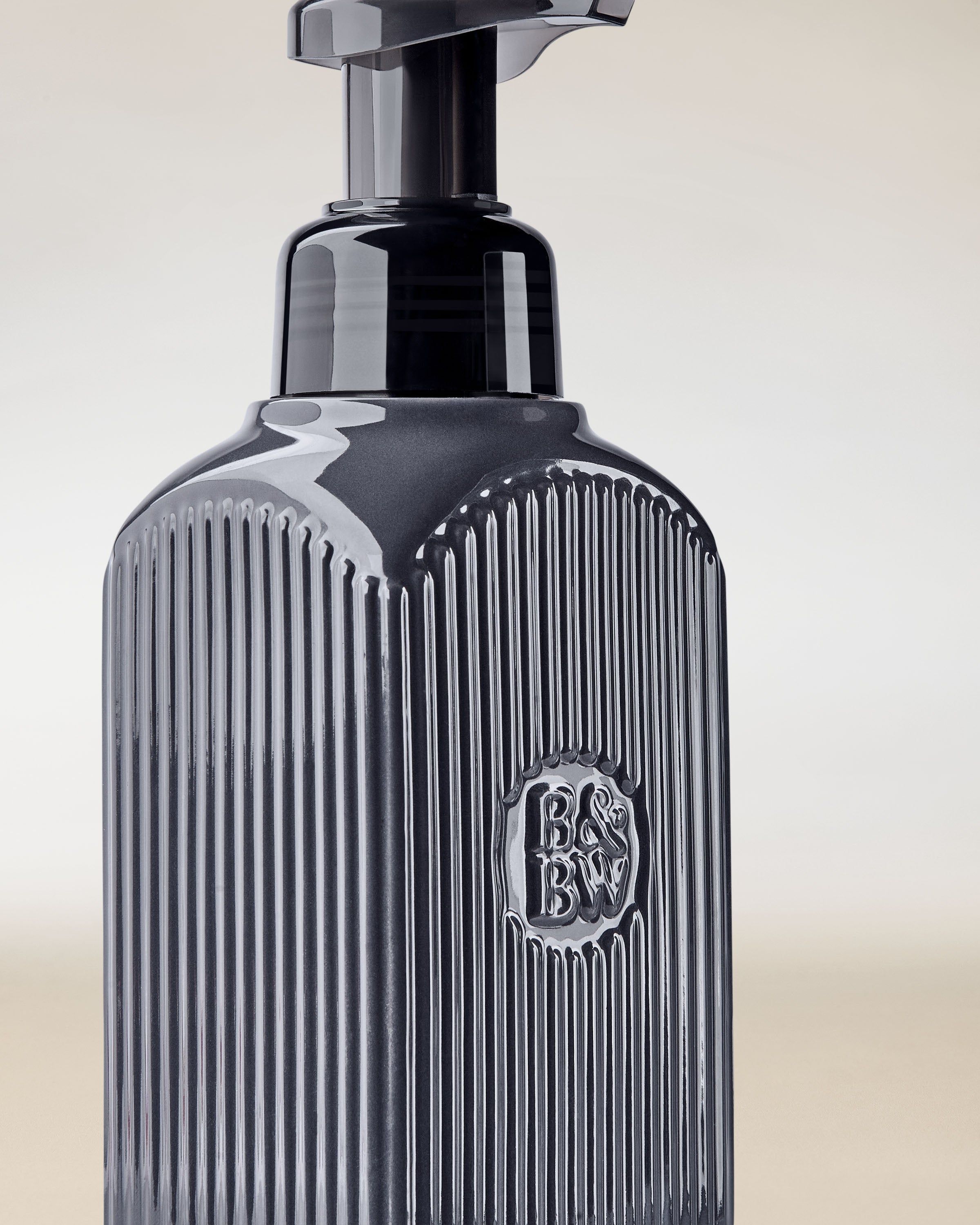 Dozator pentru săpun Bath & Body Works, culoare gri închis, cu pompă și logo reliefat.