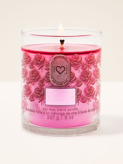 Bath & Body Works Rose + Vanilla – lumânare 227 g în pahar roz cu model în relief, din colecția Aromatherapy.