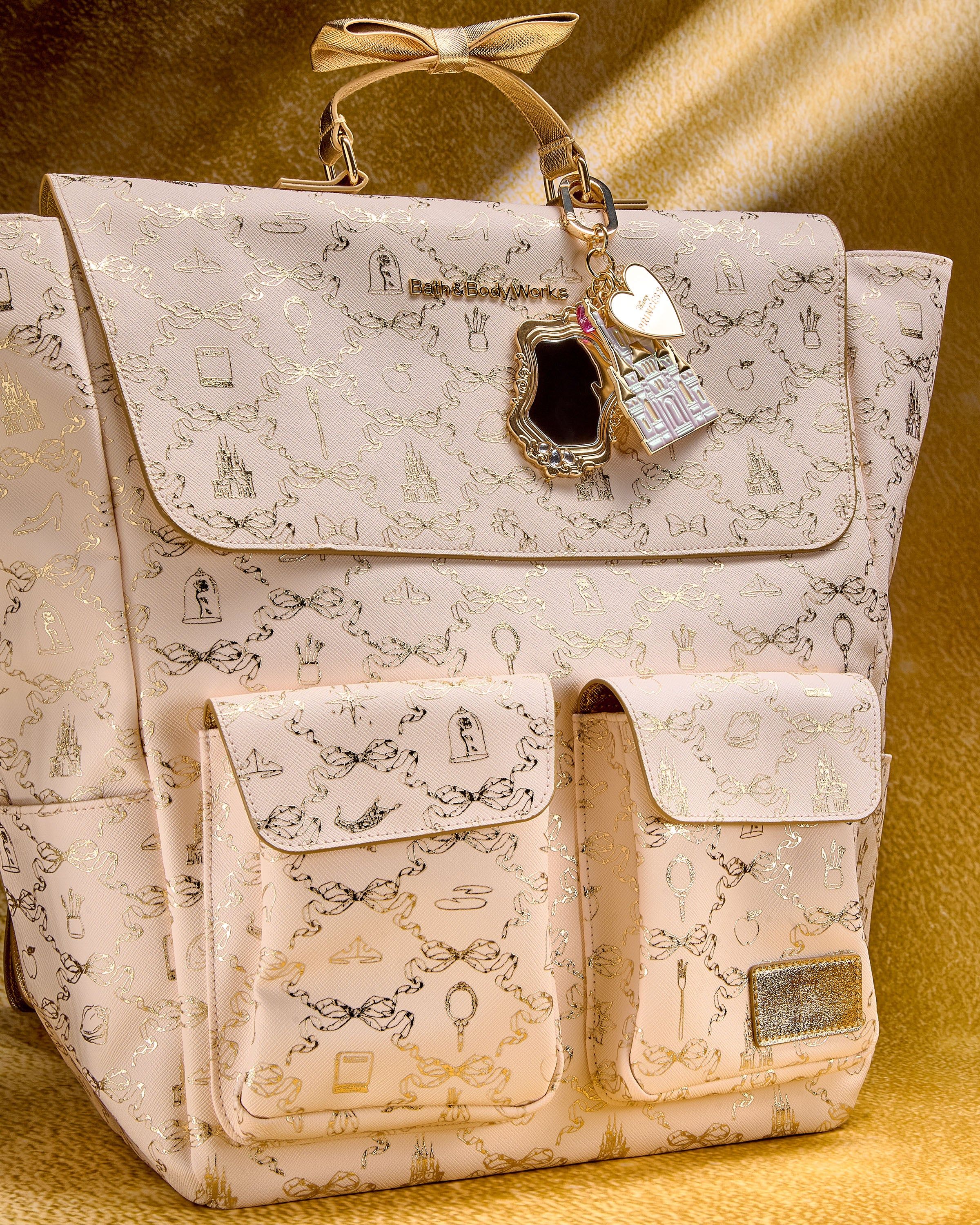Rucsac Disney Princess în alb-crem cu detalii aurii, un accesoriu elegant inspirat de lumea basmelor.