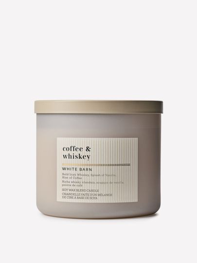 Lumânare parfumată White Barn Coffee & Whiskey din amestec de ceară de soia, 3 fitiluri