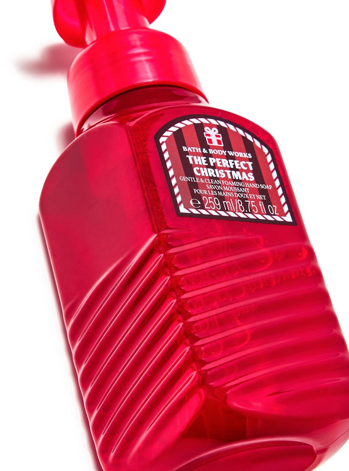 Šikmý pohled na pěnivé mýdlo na ruce The Perfect Christmas, červená lahvička s pumpičkou. Bath & Body Works.