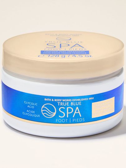 Cremă de picioare Bath&Body Works True Blue Spa. Borcan alb cu capac auriu și etichetă albastră cu inscripții.