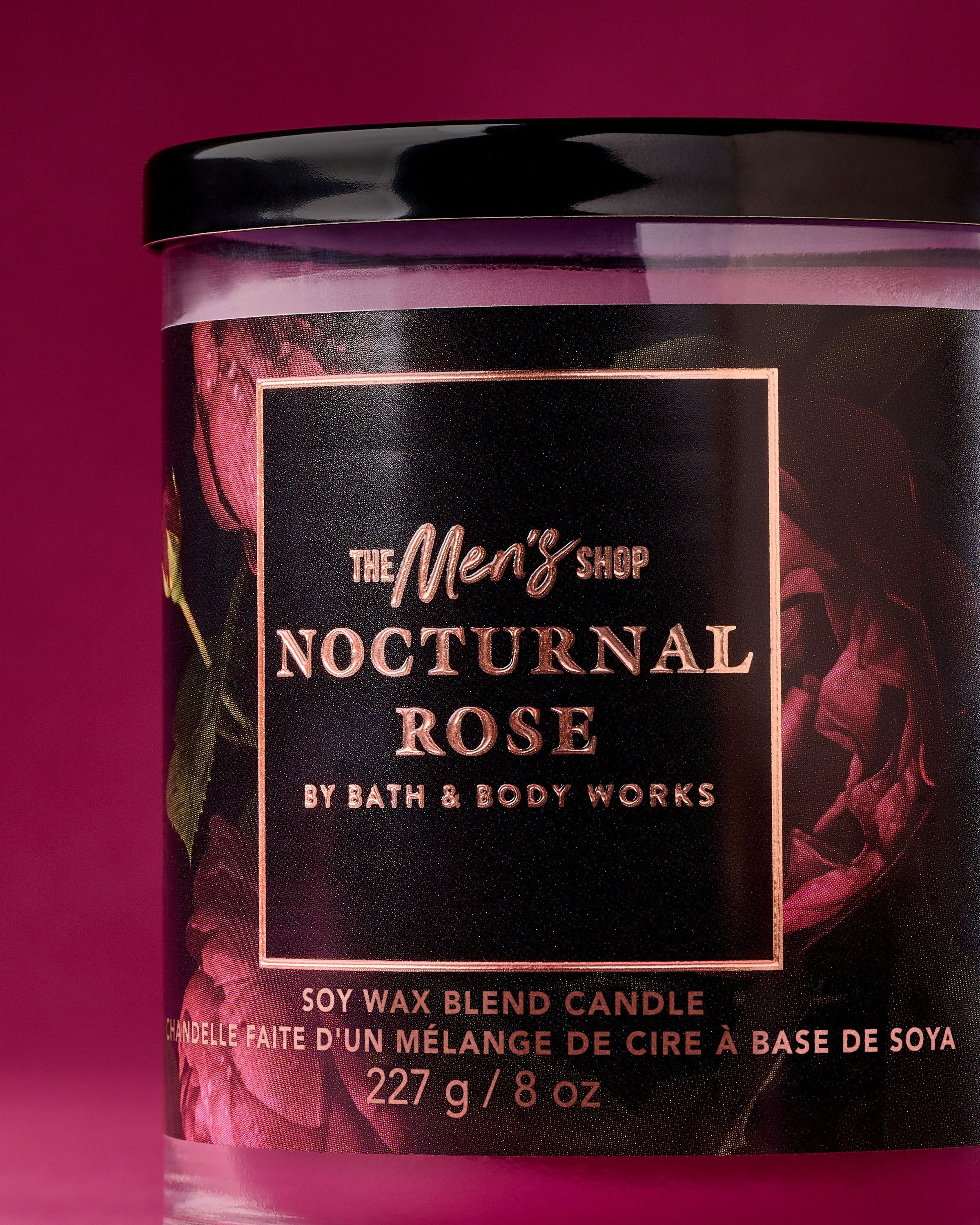 Bath & Body Works Nocturnal Rose – lumânare masculină 227 g în pahar închis cu motiv de trandafiri și ceară burgundy intensă.