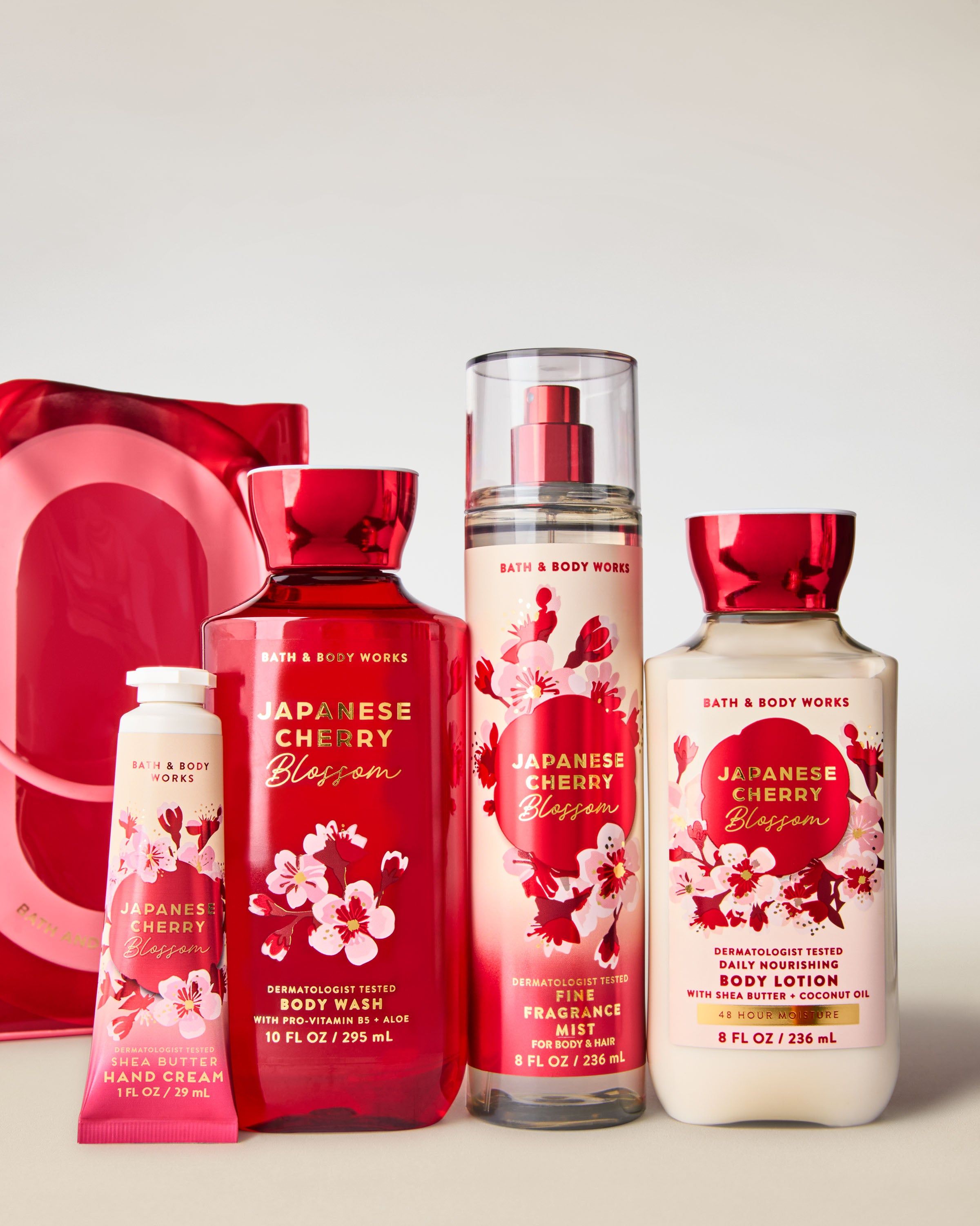 Setul Japanese Cherry Blossom de la Bath & Body Works – spray, gel, loțiune și cremă în design floral roșu.