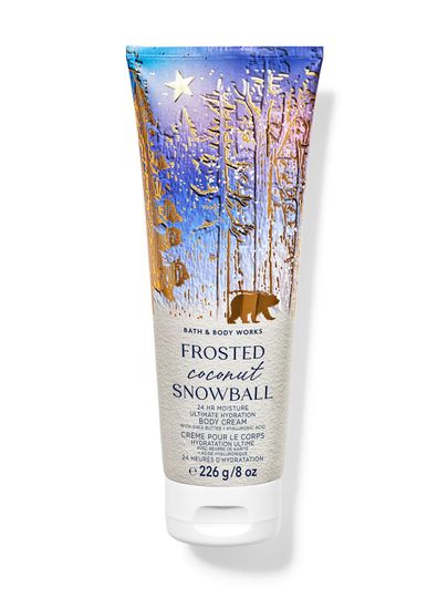 Bílý tělový krém se zimním, lesním motivem a názvem "Frosted Coconut Snowball", Bath & Body Works.