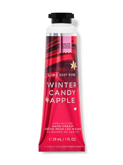 Krém na ruce "Winter Candy Apple" v červeném, třpytivém obalu, vytvořený k 25. výročí. Bath & Body Works.